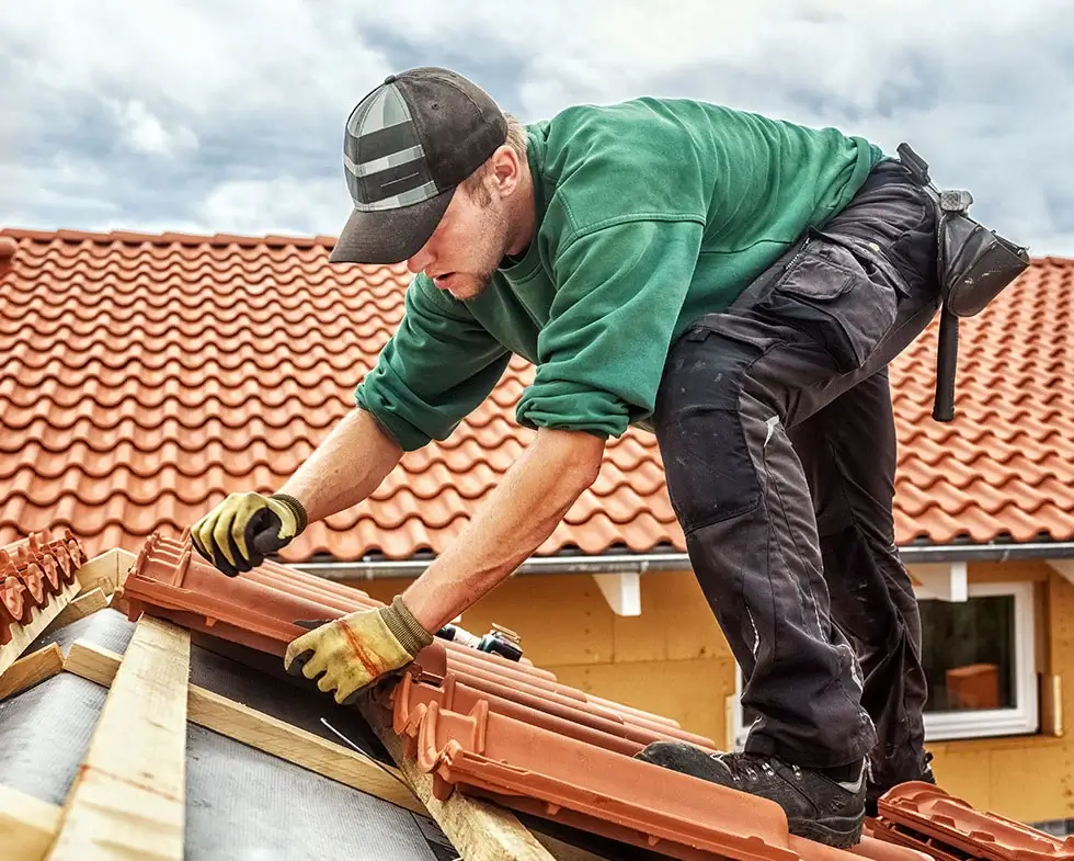 Dachdecker bei der Arbeit, Verlegung von Tondachziegeln